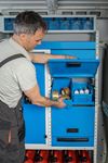 Рафт с пластмасови контейнери и предна вратичка